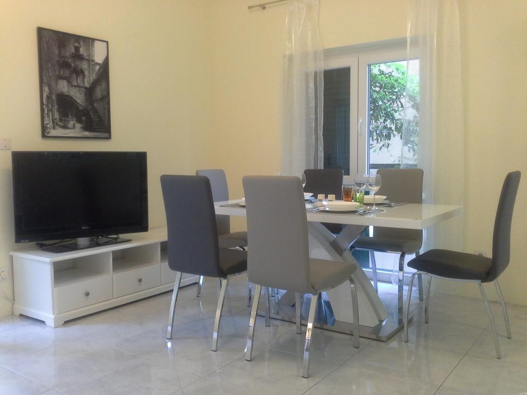 Sabina Apartments Омиш Номер фото